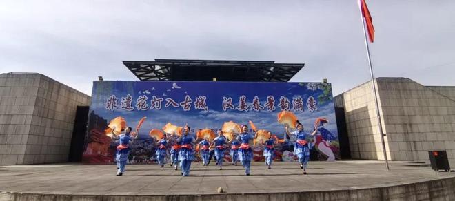 非遗花灯点亮古城春韵群众共庆五一劳动节(图1)