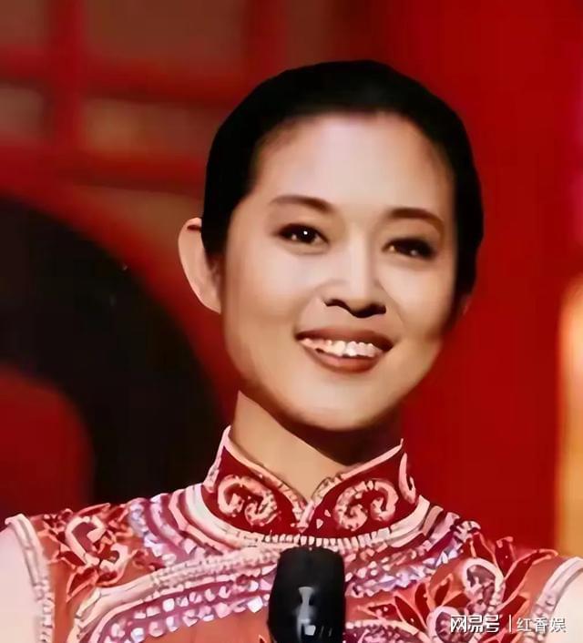 易倍体育网站：倪萍的新广告也太抽象了打开电视吓一跳她现在怎么变成这样了(图4)