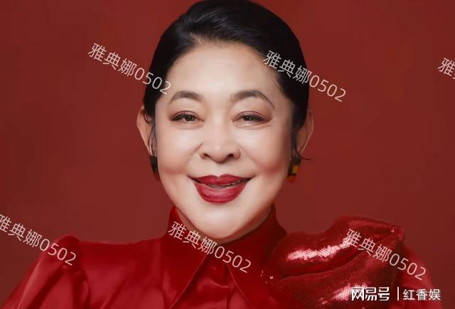 易倍体育网站：倪萍的新广告也太抽象了打开电视吓一跳她现在怎么变成这样了(图8)