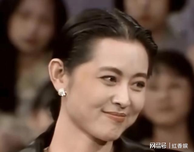 易倍体育网站：倪萍的新广告也太抽象了打开电视吓一跳她现在怎么变成这样了(图10)