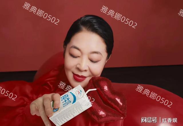 易倍体育网站：倪萍的新广告也太抽象了打开电视吓一跳她现在怎么变成这样了(图3)