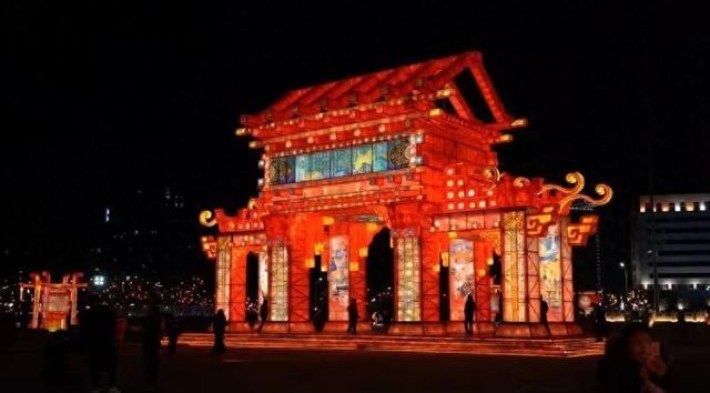 Emc易倍体育：烟台2025年迎春灯饰今晚试亮！(图1)
